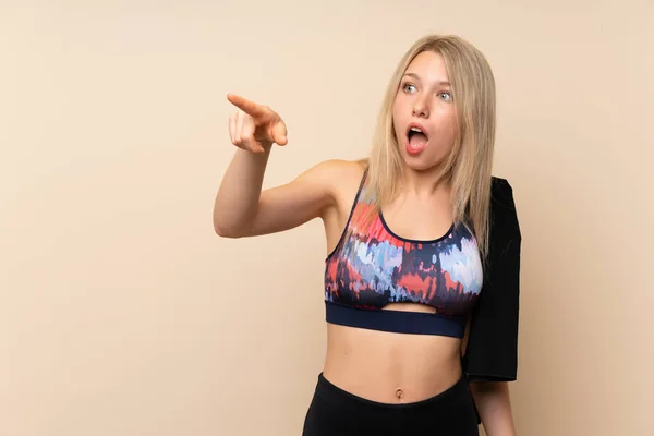 Młoda Blondynka Sport Kobieta Nad Izolowanym Murem Wskazując — Zdjęcie stockowe