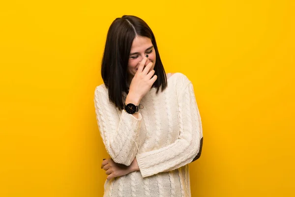 Joven Mujer Sobre Aislada Pared Amarilla Sonriendo Mucho —  Fotos de Stock