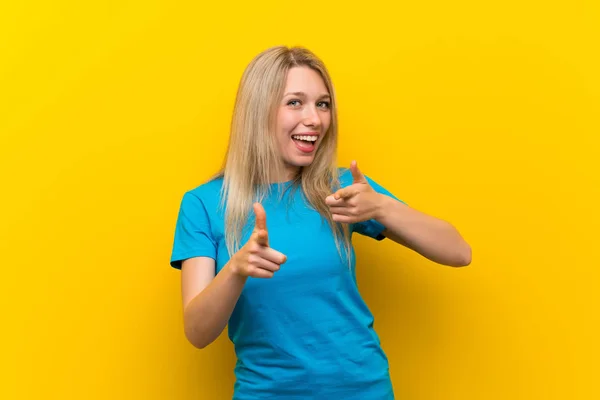 Jonge Blonde Vrouw Geïsoleerde Gele Achtergrond Wijzen Naar Voorkant Glimlachen — Stockfoto