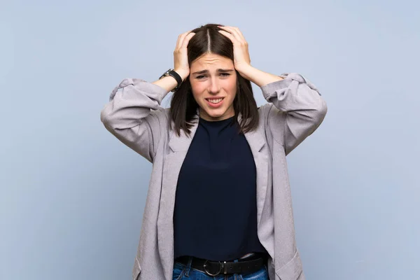 Young Woman Isolated Blue Wall Frustrated Takes Hands Head — Stock Photo, Image
