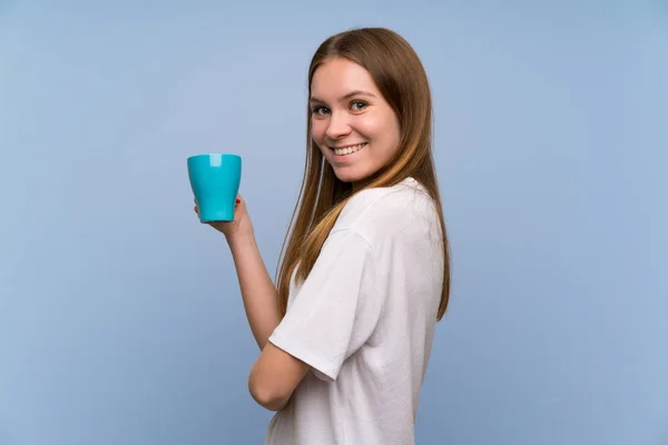 Tânăra Femeie Deasupra Peretelui Albastru Ținând Ceașcă Fierbinte Cafea — Fotografie, imagine de stoc