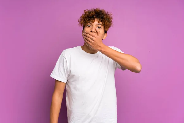 Jovem Homem Afro Americano Sobre Isolado Parede Roxa Cobrindo Boca — Fotografia de Stock