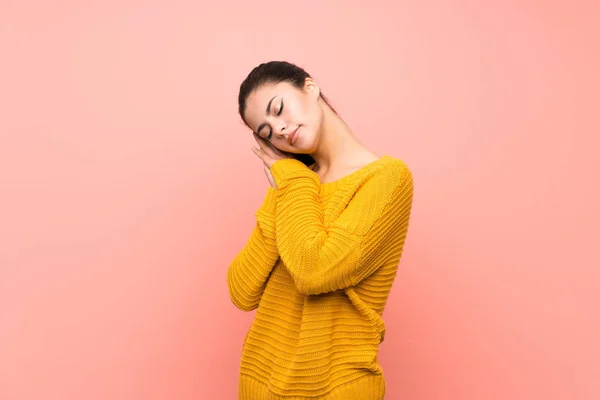 Teenager Mädchen Über Isolierte Rosa Wand Macht Schlaf Geste Dorable — Stockfoto