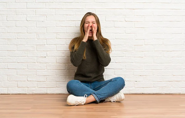 Mujer Joven Sentada Suelo Gritando Anunciando Algo — Foto de Stock