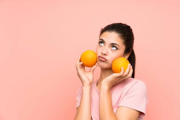 Teenager Mädchen Über Isolierte Rosa Wand Mit Orangen — Stockfoto