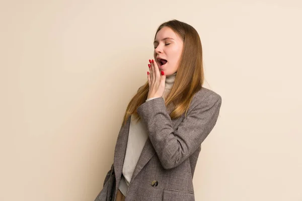 Junge Geschäftsfrau Gähnt Und Deckt Den Weit Geöffneten Mund Mit — Stockfoto