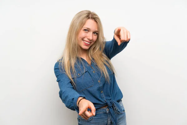 Ung Blondine Kvinde Isoleret Hvid Væg Peger Finger Dig Mens - Stock-foto