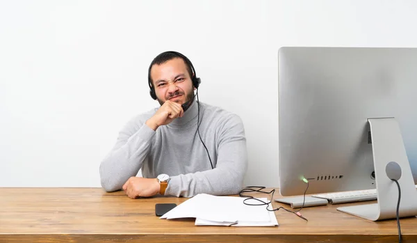 Telemarketer Kolombiyalı Adam Düşünme — Stok fotoğraf