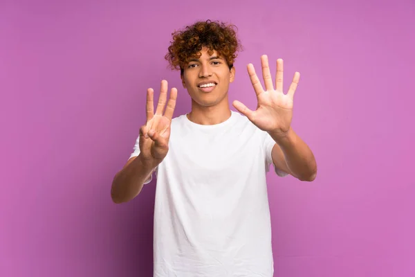 Молодий Афроамериканець Людини Над Ізольованою Фіолетовий Стіна Підрахунку Восьми Пальцями — стокове фото