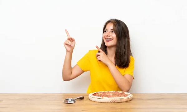 Kaukasische Mädchen Mit Einer Pizza Die Mit Dem Zeigefinger Zeigt — Stockfoto