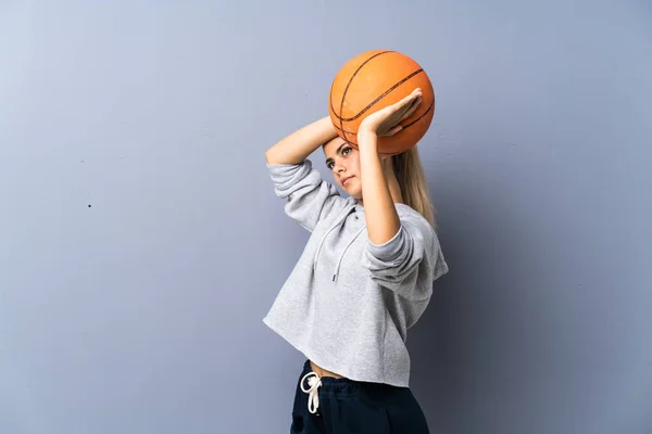 Gadis Remaja Bermain Basket Atas Dinding Abu Abu — Stok Foto