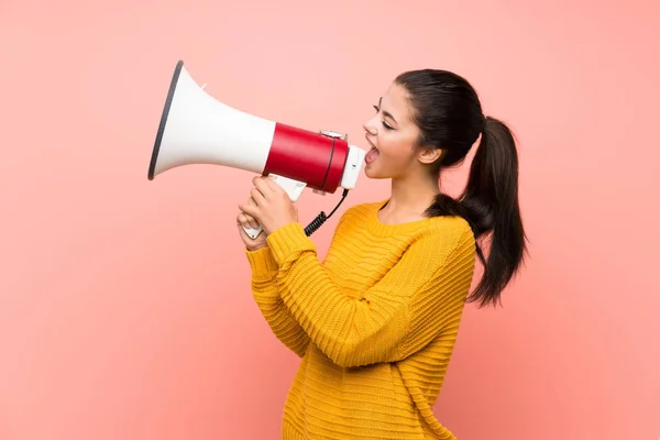 Tiener Meisje Geïsoleerde Roze Muur Schreeuwen Door Een Megafone — Stockfoto