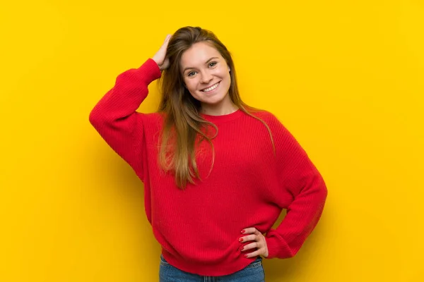 Młoda Kobieta Żółtej Ścianie Śmiech — Zdjęcie stockowe
