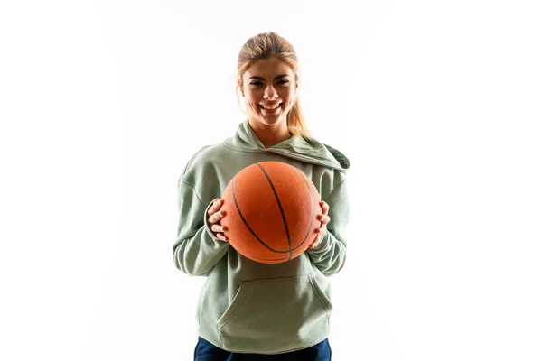 Teenagerka Hraje Basketbal Přes Izolované Bílé Pozadí — Stock fotografie