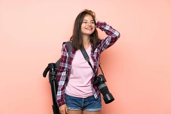 Joven Fotógrafo Chica Sobre Aislado Rosa Fondo Riendo —  Fotos de Stock