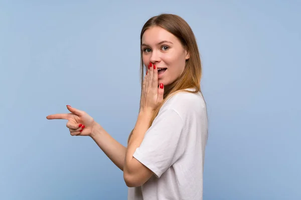 Jonge Vrouw Blauwe Muur Wijzende Vinger Naar Kant Met Een — Stockfoto