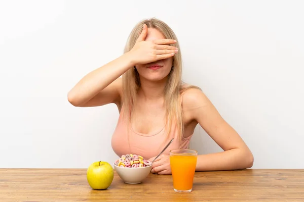 Młoda Blond Kobieta Śniadanie Obejmujące Oczy Przez Ręce — Zdjęcie stockowe