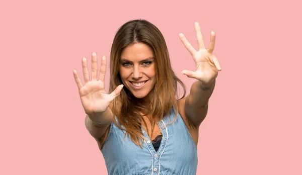 Mulher Loira Com Vestido Jean Contando Nove Com Dedos Sobre — Fotografia de Stock