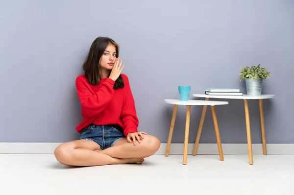 Mujer Joven Sentada Suelo Susurrando Algo — Foto de Stock