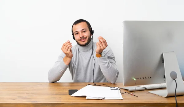 Telemarketer Hombre Colombiano Haciendo Gesto Dinero —  Fotos de Stock