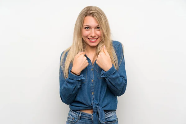 Ung Blondine Kvinde Isoleret Hvid Væg Med Overraskende Ansigtsudtryk - Stock-foto