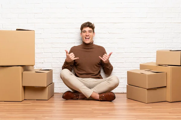 Handsome Young Man Moving New Home Boxes Unhappy Frustrated Something — Stock Photo, Image