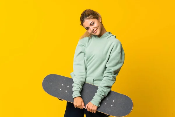 Blond Tonåring Skater Flicka Över Isolerad Gul Bakgrund — Stockfoto