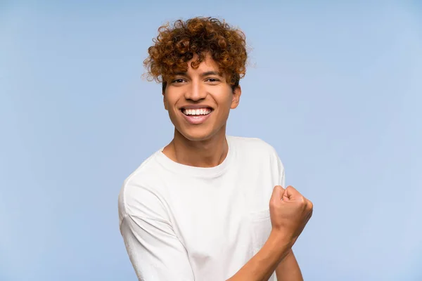 Joven Afroamericano Con Camisa Blanca Celebrando Una Victoria — Foto de Stock