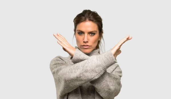 Mujer Rubia Con Cuello Alto Haciendo Gesto Sobre Fondo Gris — Foto de Stock