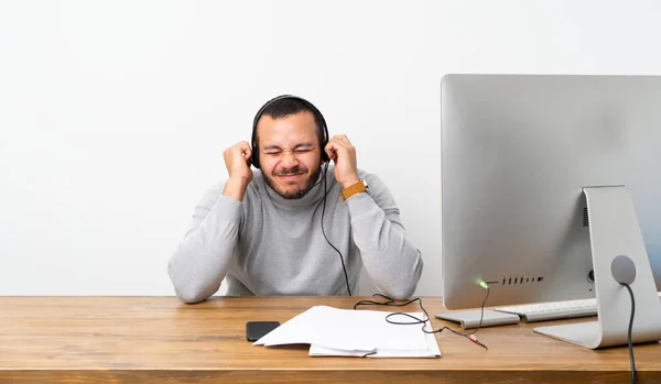 Telemarketer Colombiano Homem Frustrado Cobrindo Ouvidos — Fotografia de Stock