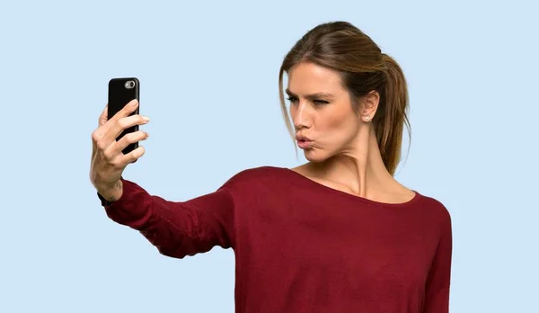 Sarışın Kadın Izole Mavi Arka Plan Üzerinde Selfie Yapma — Stok fotoğraf
