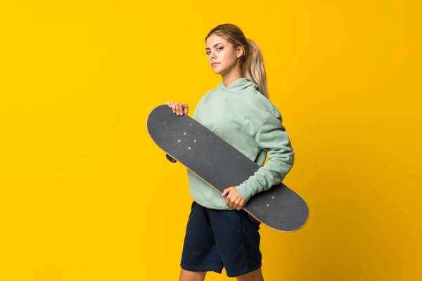 Blond Nastolatka Skater Dziewczyna Białym Tle Żółty — Zdjęcie stockowe