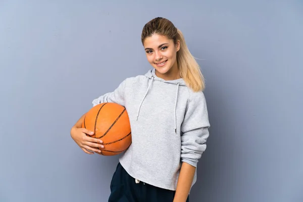 Дівчина Підліток Грає Баскетбол Над Сірою Стіною Багато Посміхаючись — стокове фото