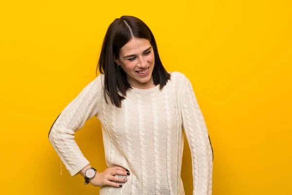 Young Woman Isolated Yellow Wall Posing Arms Hip Smiling — Stock Photo, Image