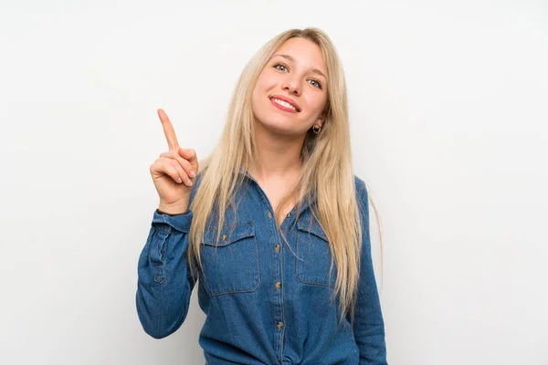 Mujer Rubia Joven Sobre Pared Blanca Aislada Mostrando Levantando Dedo — Foto de Stock