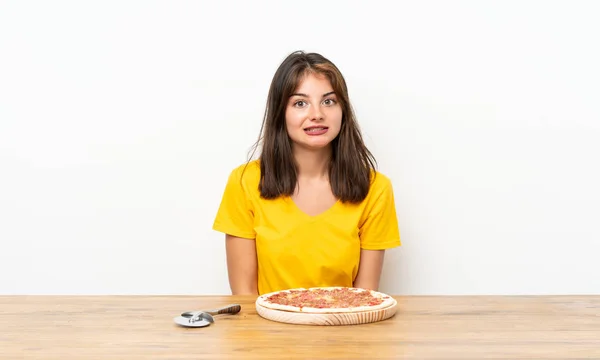 Menina Caucasiana Com Uma Pizza Com Dúvidas Com Expressão Facial — Fotografia de Stock