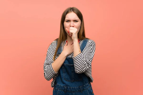 Jonge Vrouw Met Overalls Roze Muur Lijdt Aan Hoesten Voelt — Stockfoto