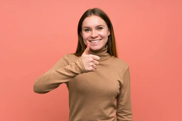 Молодая Женщина Ярком Фоне Подает Большой Палец Вверх Жестом — стоковое фото