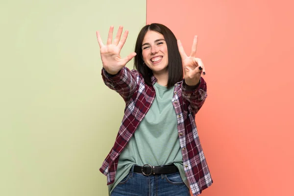 Junge Frau Über Isolierte Bunte Wand Die Mit Fingern Sieben — Stockfoto