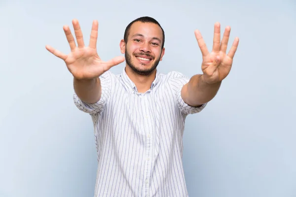 Hombre Colombiano Sobre Pared Azul Aislada Contando Nueve Con Dedos —  Fotos de Stock