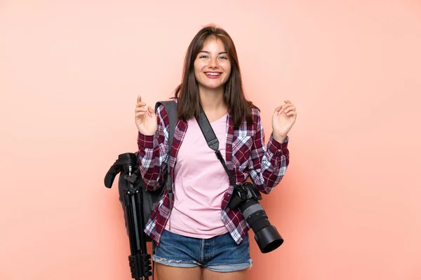 Joven Fotógrafo Chica Sobre Aislado Rosa Fondo Riendo —  Fotos de Stock