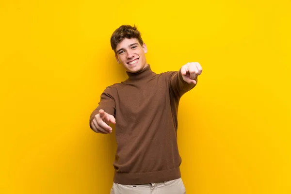 Pohledný Mladý Muž Nad Izolovanými Žlutými Pozadí Ukazuje Tebe Když — Stock fotografie