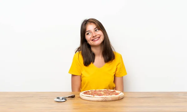 Kaukasiska Flicka Med Pizza Skrattar Och Tittar Upp — Stockfoto