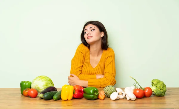 Adolescente Avec Nombreux Légumes Faisant Des Doutes Geste Tout Soulevant — Photo