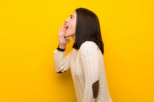 Νεαρή Γυναίκα Πάνω Από Απομονωμένο Κίτρινο Τοίχο Φωνάζοντας Στόμα Ορθάνοιχτο — Φωτογραφία Αρχείου