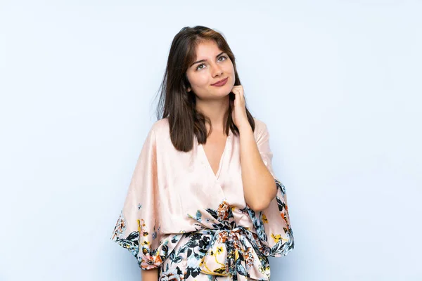 Chica Caucásica Con Kimono Sobre Fondo Azul Aislado Pensando Una —  Fotos de Stock