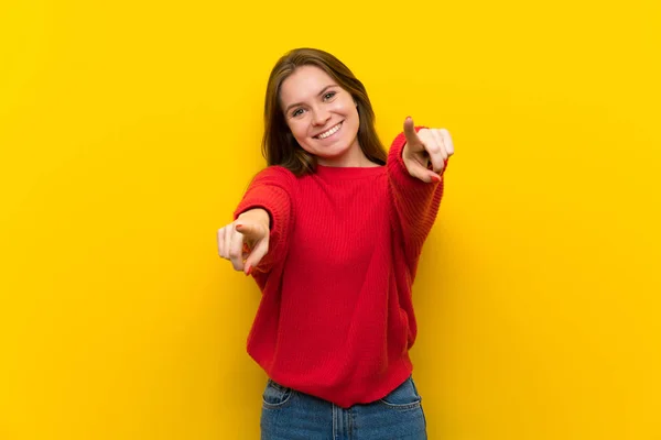Junge Frau Über Gelbe Wand Zeigt Lächelnd Mit Dem Finger — Stockfoto