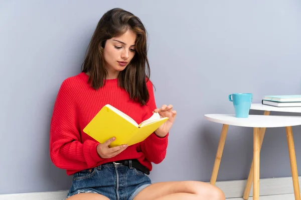 Young Woman Sitting Floor Holding Notebook — Stock Photo, Image