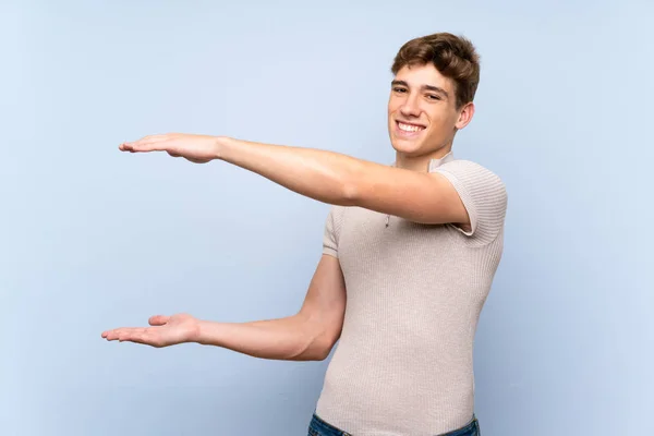 Schöner Junger Mann Über Isolierte Blaue Wand Mit Copyspace Eine — Stockfoto