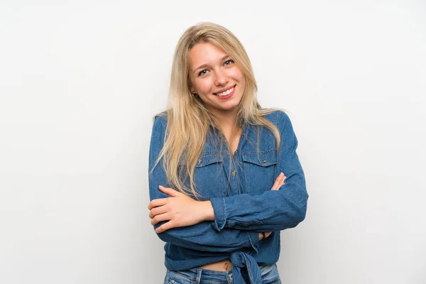 Junge Blonde Frau Über Isolierte Weiße Wand Lächelnd — Stockfoto